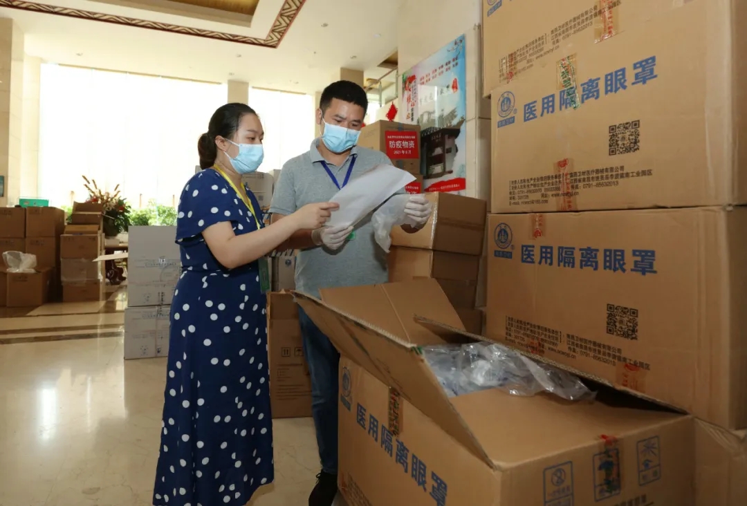 8月7日，张家界市武陵源区一临时防疫物资储备点，工作人员在清点防疫医疗物资。吴勇兵摄