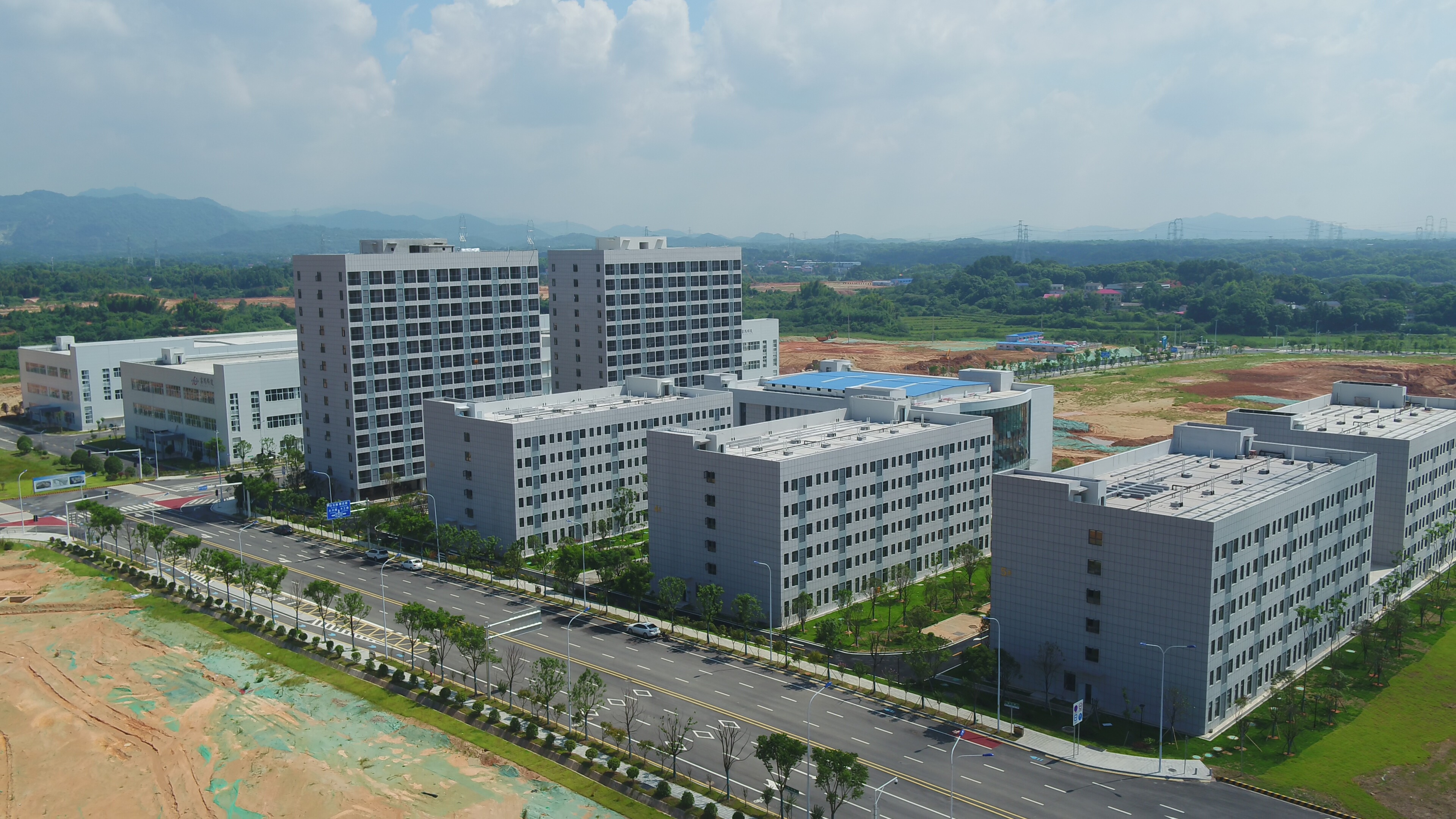 长沙消费电子产业园1.1期项目正进行施工扫尾，将为园区产业工人提供“一站式”生活配套服务。均为长沙晚报全媒体记者 陈焕明 通讯员 缪宏嘉 摄影报道