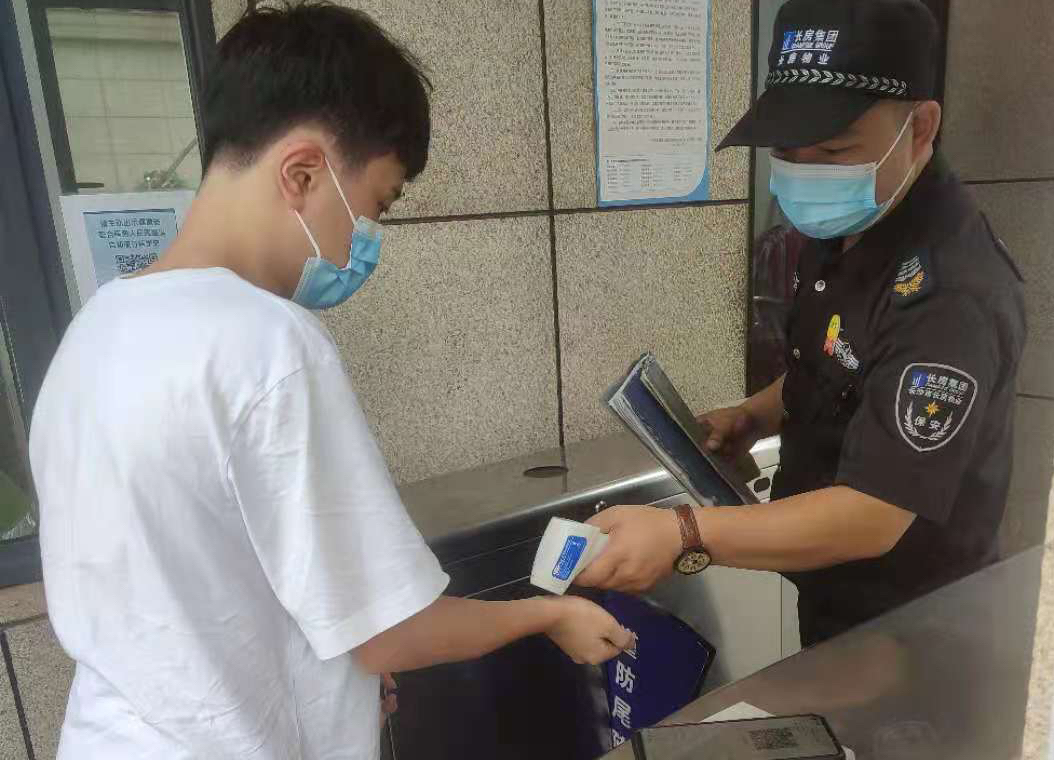 长房物业管理的小区内严格落实“测温、验码、戴口罩”三件套。