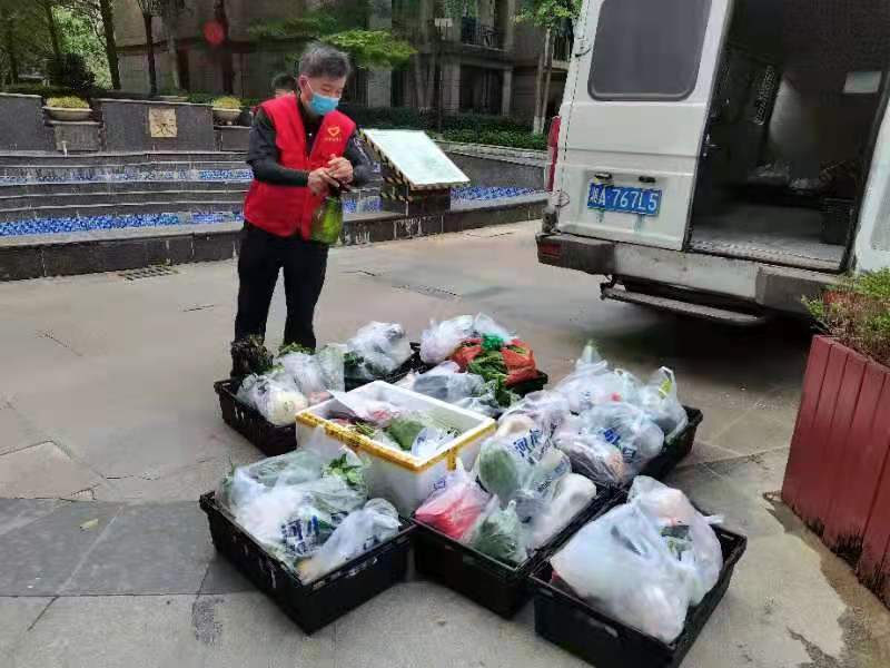 物业人员为业主送菜上门。