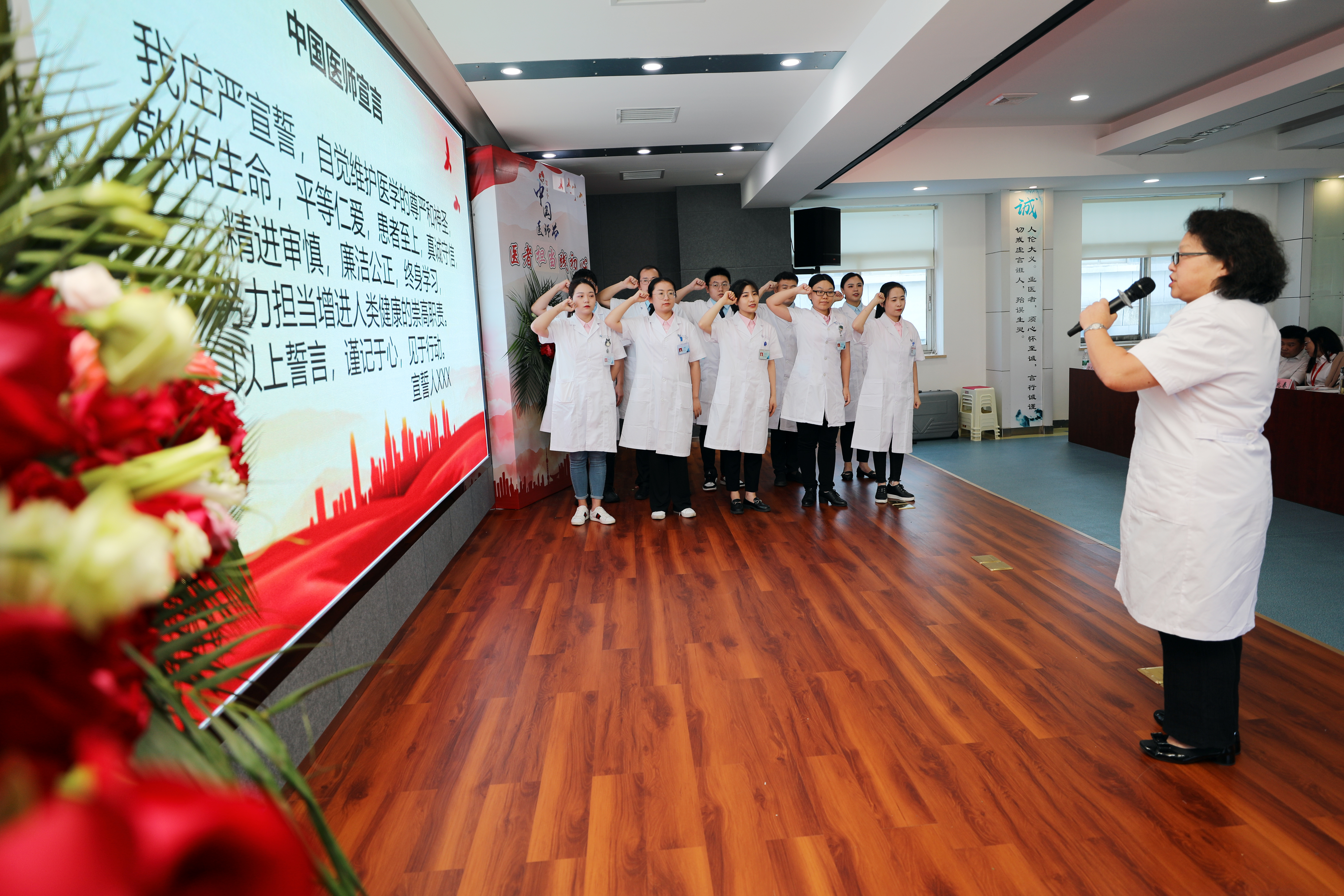 湖南省级劳模、湖南省胸科医院首席专家杨坤云带领新入职医师举行了宣誓。医院 供图