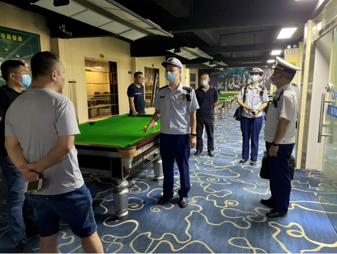 8月17日，雨花区消防救援大队联合井湾子街道、井湾子派出所、冯家冲社区工作人员一同开展消防安全整治联合执法行动。