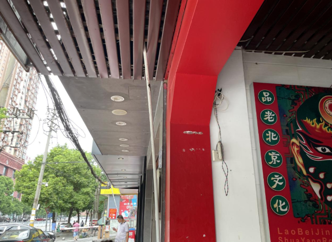 商户私自乱接电线。