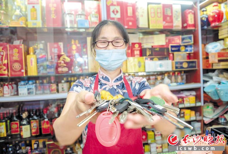 孙美华展示她保管的钥匙。长沙晚报全媒体记者 陈飞 摄