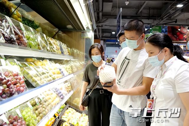 8月21至22日，高新区市场监管局分组对全区食品安全工作进行检查。