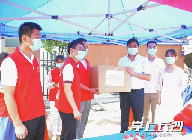 慰问组先后前往雷锋街道办事处、白马街道长沙西高速收费站慰问青年抗疫志愿者。