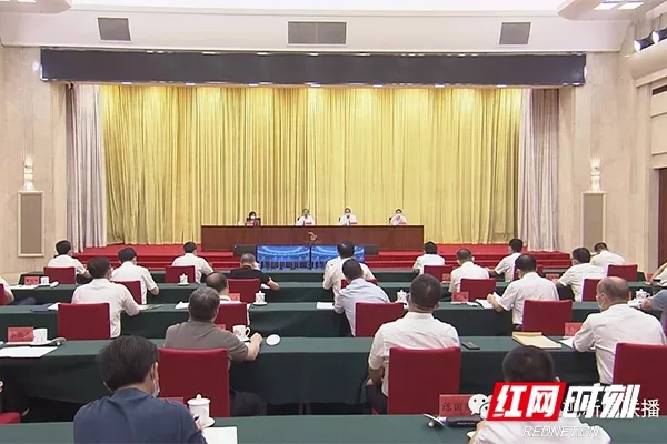 8月4日上午，国务院联防联控机制电视电话会议后，省委书记、省人大常委会主任、省委新冠肺炎疫情防控工作领导小组第一组长许达哲紧接着主持召开会议部署疫情防控工作。湖南日报·新湖南客户端记者 赵持 摄