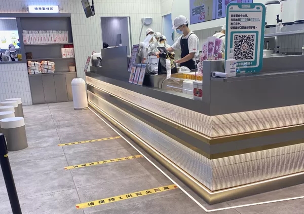 长沙果呀呀IFS店引导顾客保持一米间距排队，出示健康码、行程码、测量体温后方可进行点单。