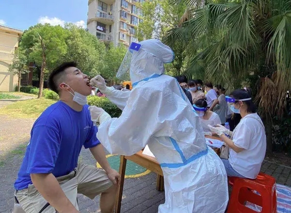7月30日，常德的医务人员为居民进行核算采样。曾惠 摄