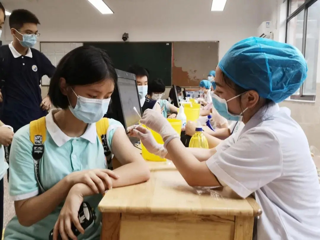 8月13日，岳麓区12至14岁学生接种新冠疫苗“第一针”。