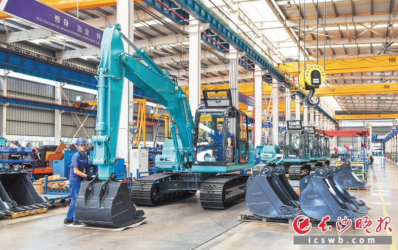 长沙工程机械产业集群入围工信部“先进制造业集群竞赛”决赛优胜者名单。图为山河智能生产车间。