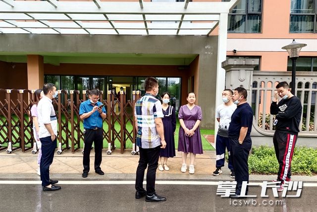 8月27日，长沙高新区雷锋街道食安办联合区市场监管局雷锋所对高新区中心幼儿园真人桥分园进行检查。