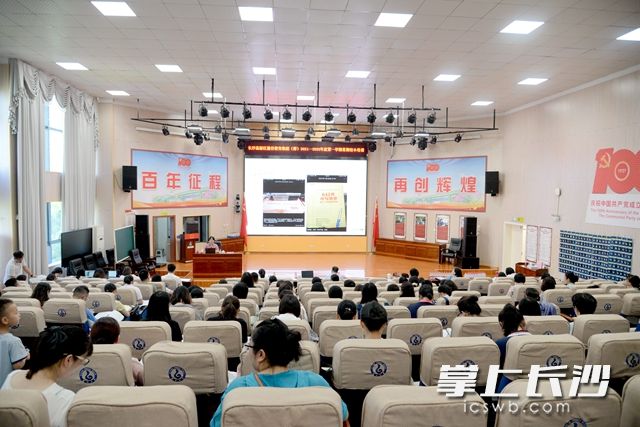 8月30日，长沙高新区麓谷小学组织教师开展新闻写作与摄影专题培训。