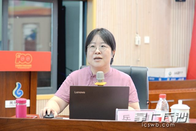 长沙晚报资深记者岳霞从老师们的困惑切入，系统讲解了如何发现校园新闻、校园新闻写作技巧等内容。