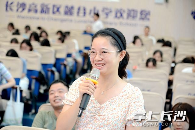 麓谷小学教师刘洋现场提问，就如何写好新闻与授课者进行交流。