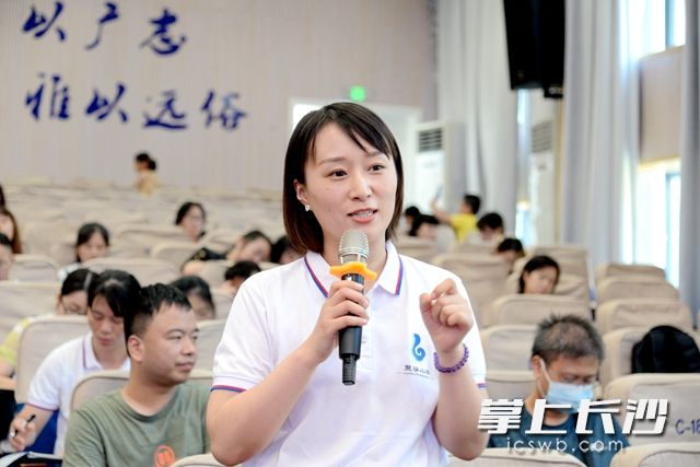 如何抓拍出高质量的学生照片？麓谷小学教师相恒继就此请教授课者。