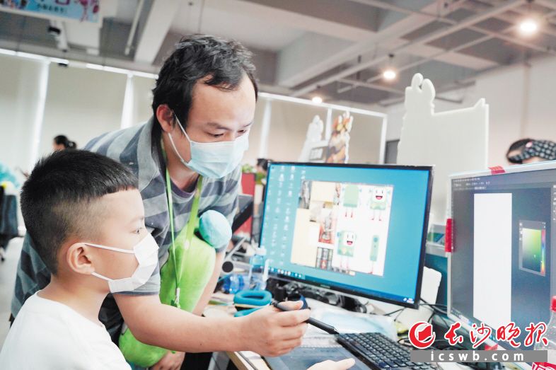 在草花互动，孩子们开启了手绘体验。