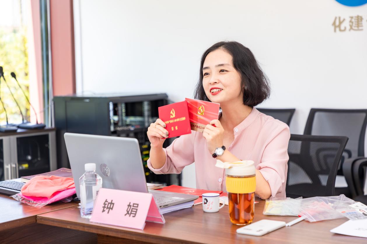 钟娟同志在进行直播分享。均为通讯员 陈烨 供图