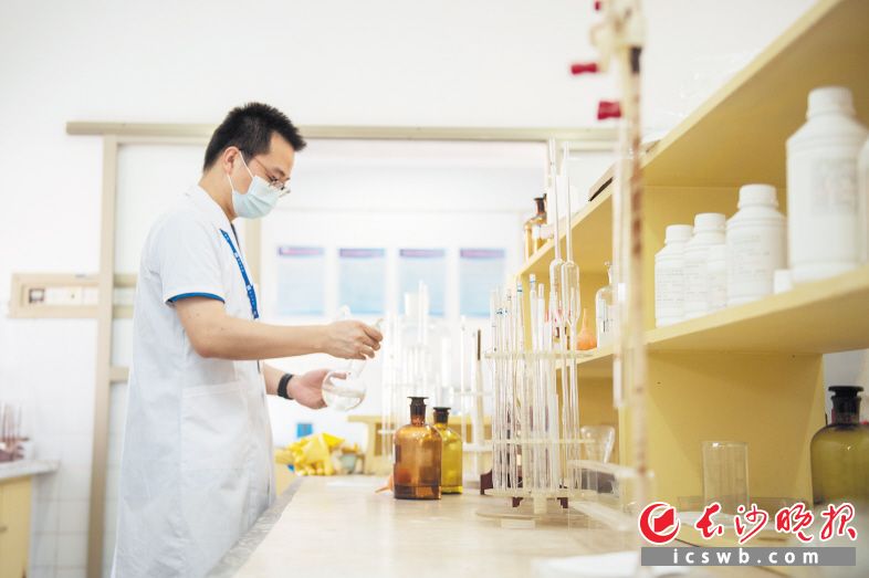 在水厂化验室，技术人员对出厂水样进行抽检。