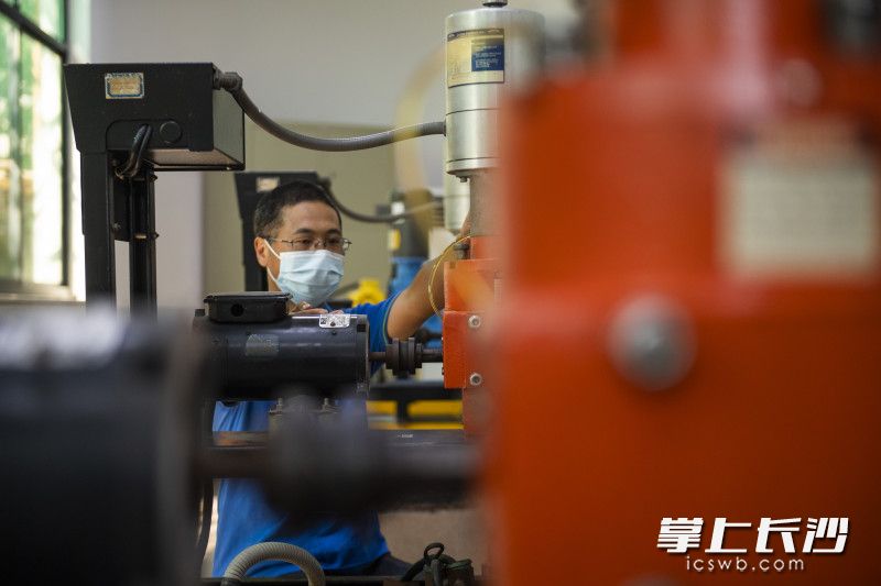 在加矾车间，技术人员在检测机器工作情况。