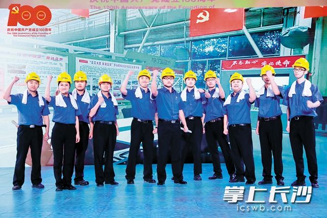 中联重科员工根据一线车间真实故事改编成音乐剧《星火》，展现了中联青年昂扬风貌。