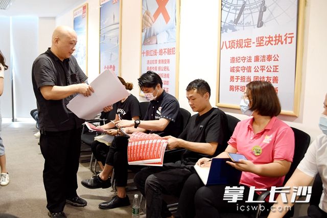 8月31日，长沙高新区食安办召开“问计于民”座谈会，现场为餐饮从业人员分发“食安封签”。