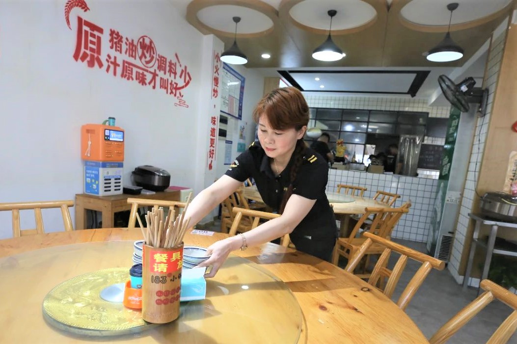 “这里的每个店员都会这么做的。”拾金不昧的服务员刘娥英一边收拾着餐桌，一边笑盈盈地说道。