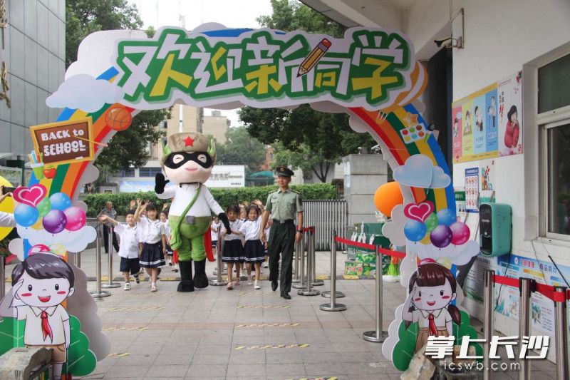 可爱的玩偶带领小一萌新走进校园。照片由学校提供。