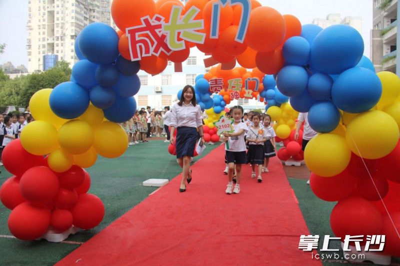 走过这三道门，我们就是小学生了。
