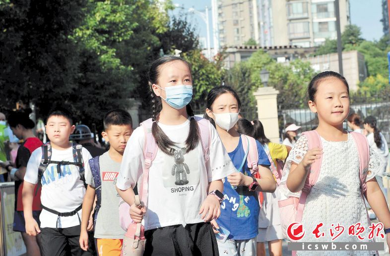 1日上午8时许，开福区清水塘江湾小学的孩子们返校报到。　　长沙晚报全媒体记者 贺文兵 摄