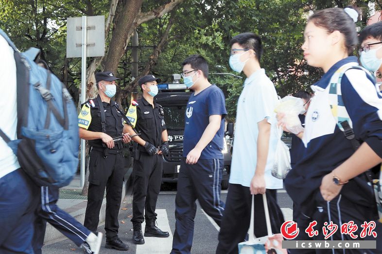在学校周边，特警队员正在执勤守护。 长沙晚报通讯员 胡喆 供图