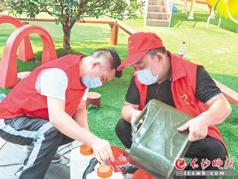 “雷锋志愿者”为幼儿园、小学进行防疫消杀。市文明办供图