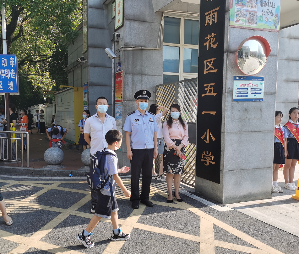 在雨花区五一小学旁，民警和学校工作人员一同参与护校工作。 均为长沙晚报通讯员 刘杰 供图