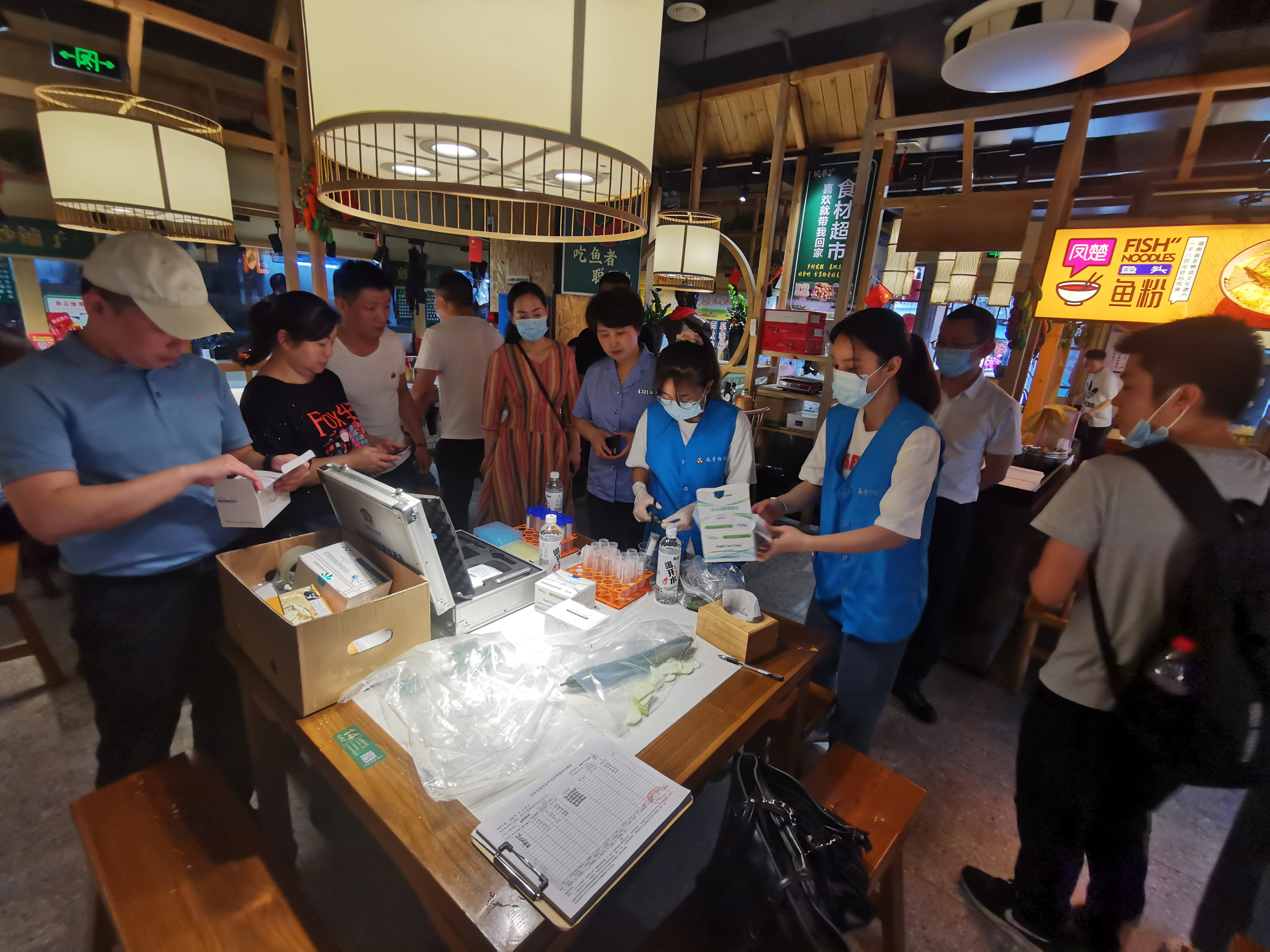 一手抓监管，一手抓生产。图为市场监管部门在湖南米粉一条街现场突击抽检食品原材料的安全情况。长沙晚报全媒体记者 周辉霞 摄