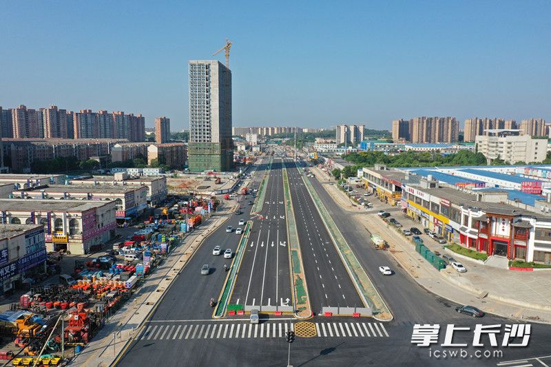 先锋路道路工程建成后，长沙汽车南站与长株潭城际铁路先锋站之间机动行车道由原有的4车道增加至8～10车道。长沙晚报全媒体记者 陈焕明 通讯员 冷祥 摄影报道