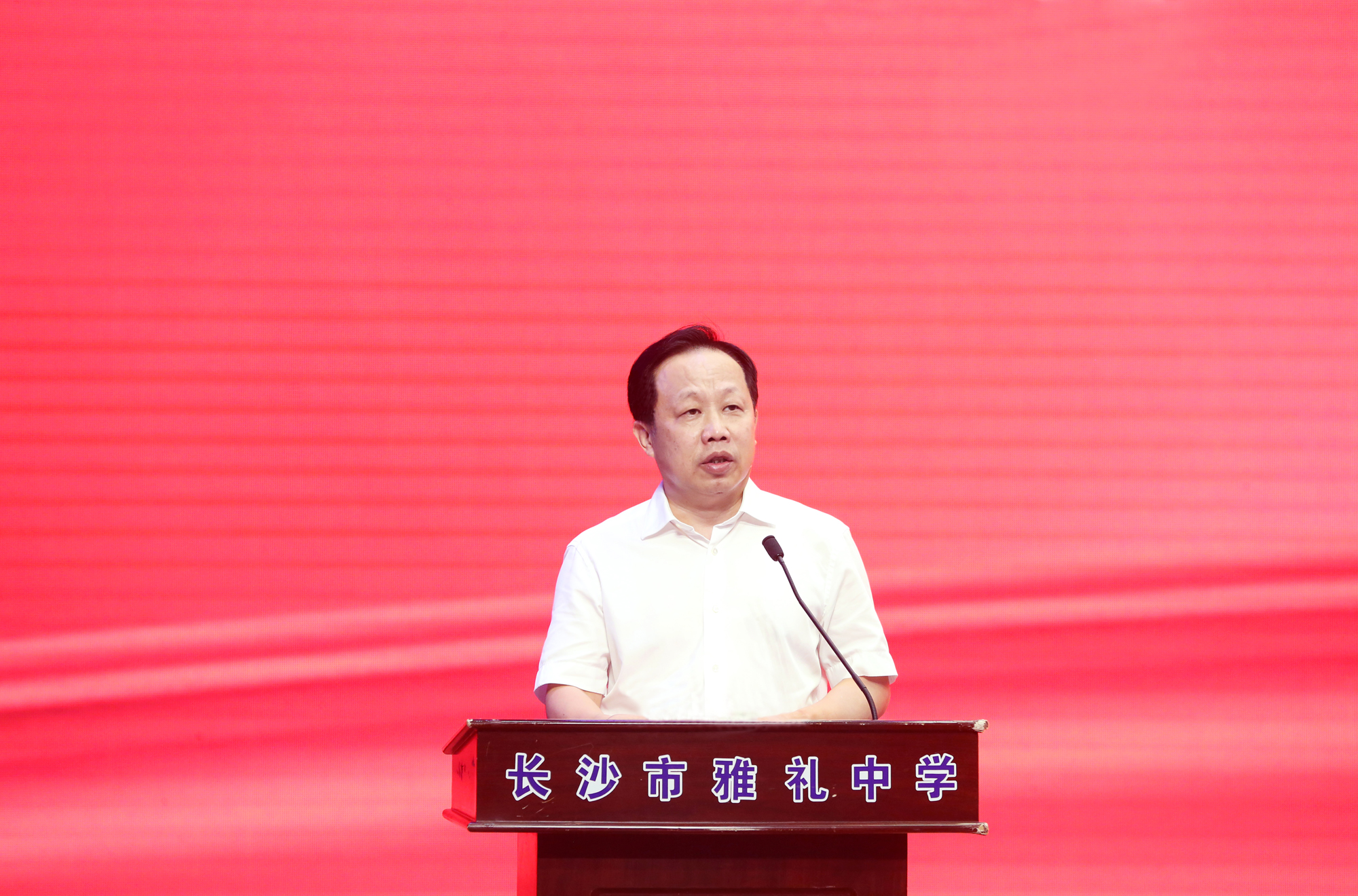 刘维朝校长在开学典礼上讲话。
