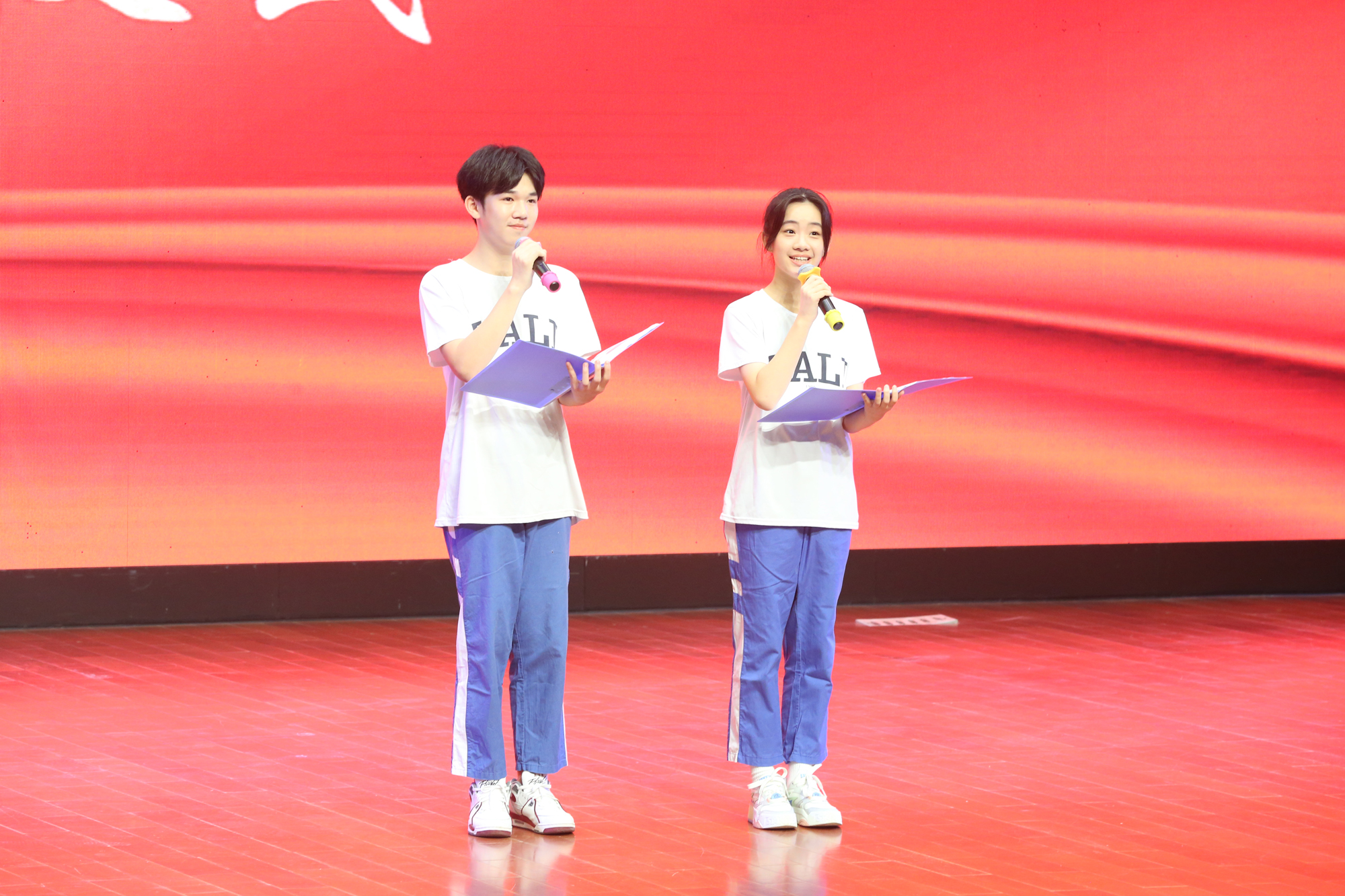 雅礼学子在开学典礼上表演诗朗诵。