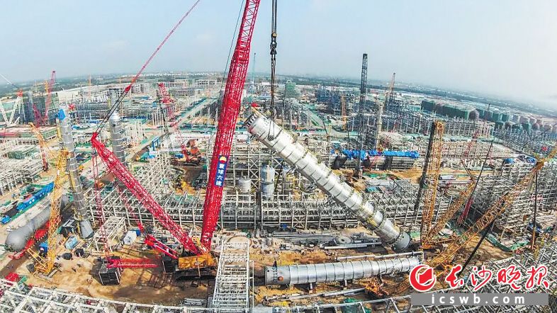 三一起重机在全球市场“大放异彩”，上半年海外销售收入同比增长182.9％。长沙晚报通讯员 黄艳供图