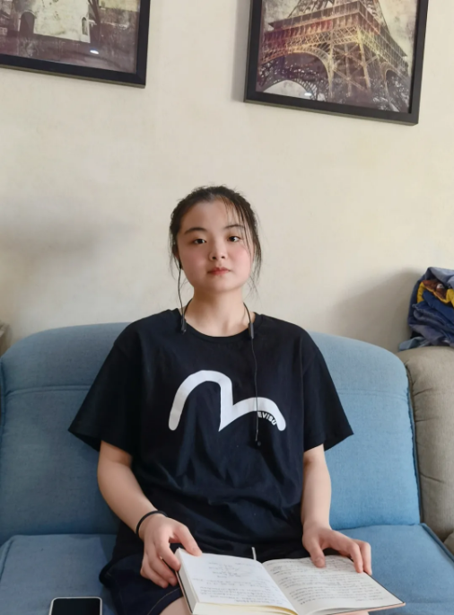 ▲邹语瞳，宁乡一中高二的一名学生。