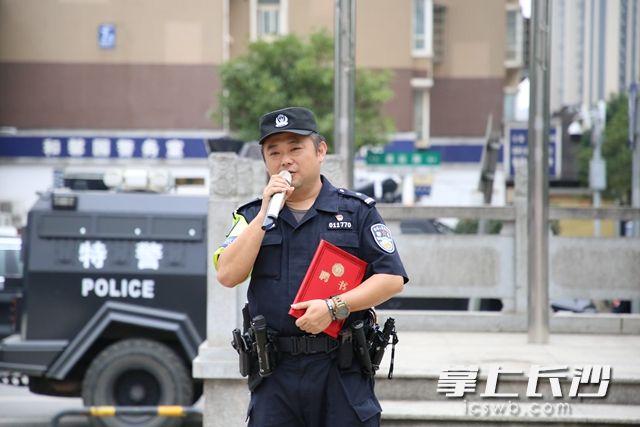 警察进校园话安全。