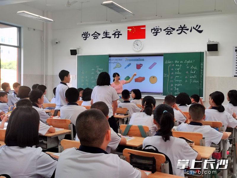 麓山高岭实验学校办学规模为54个班（其中中学18个班、小学36个班），可容纳学生2520人。图为老师在给学生上英语课。长沙晚报全媒体记者 舒文 摄