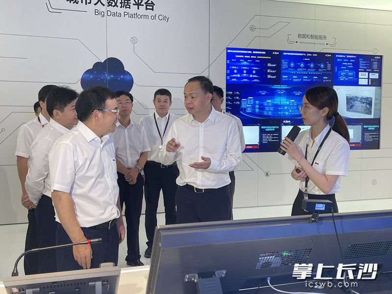 郑建新在大华股份考察走访。特派全媒体记者黄汝兮 摄
