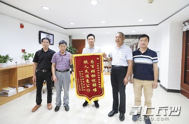 9月2日，金南村村民黄德明、龚明安、张桂斌、李海清作为代表将一面“为百姓解忧排难，做人民满意公仆”的锦旗送到了麓谷街道党工委书记吴存奎的手中。
