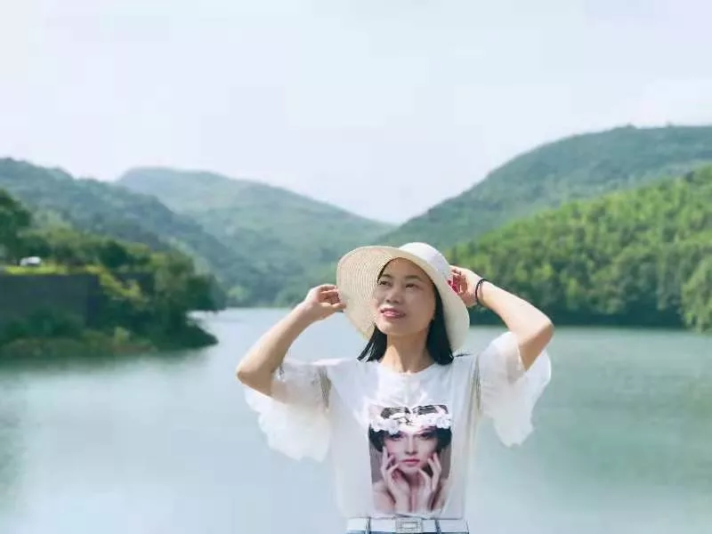 ▲曾清知，一位钟情于小学教育的语文老师，喜欢阅读、音乐与舞蹈，力求做一个内心有爱、眼中有光、灵魂有趣的人。