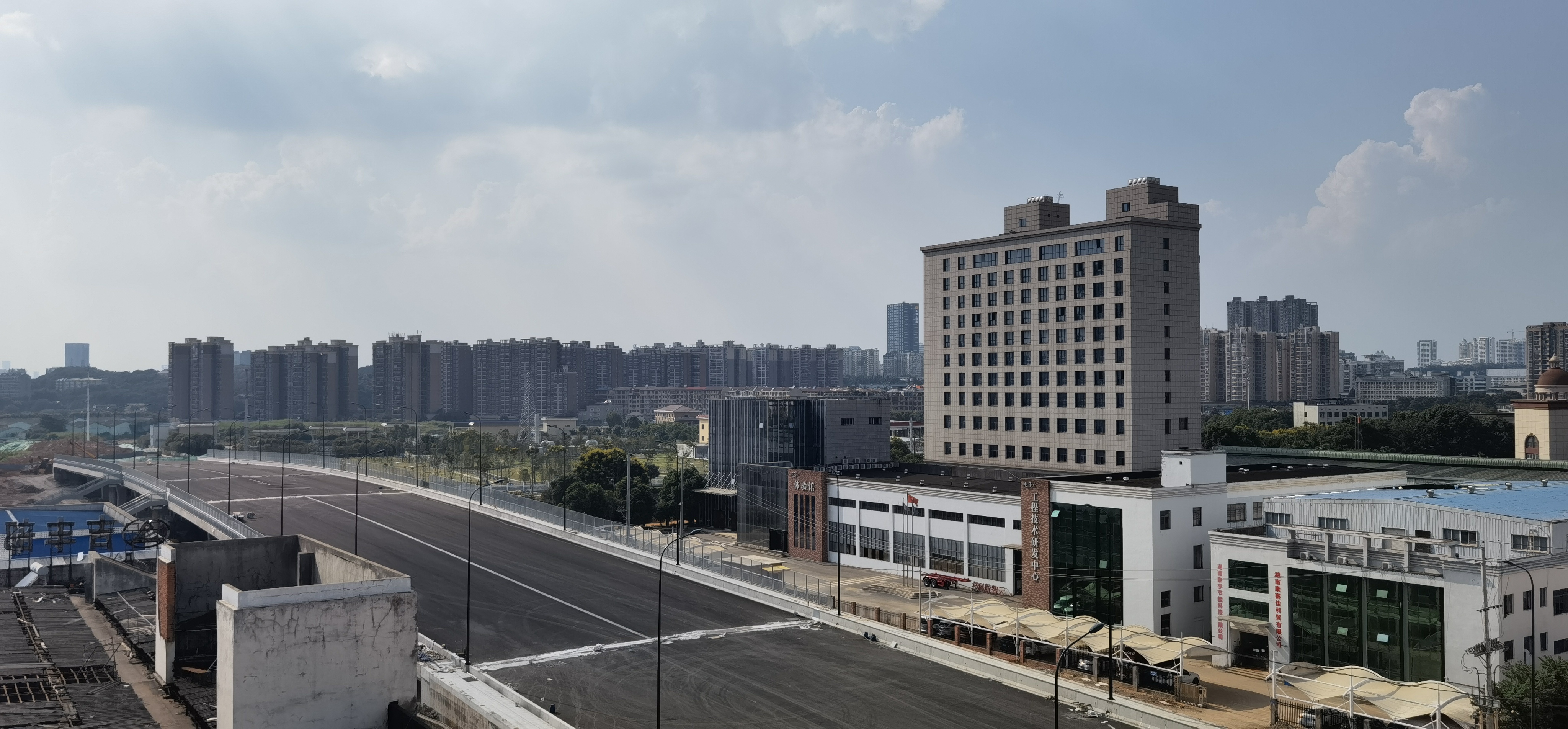 盼盼路上跨京港澳高速公路桥梁工程目前已基本完工，预计本月底具备通车条件。长沙晚报通讯员 程泽 摄林 孙念国
