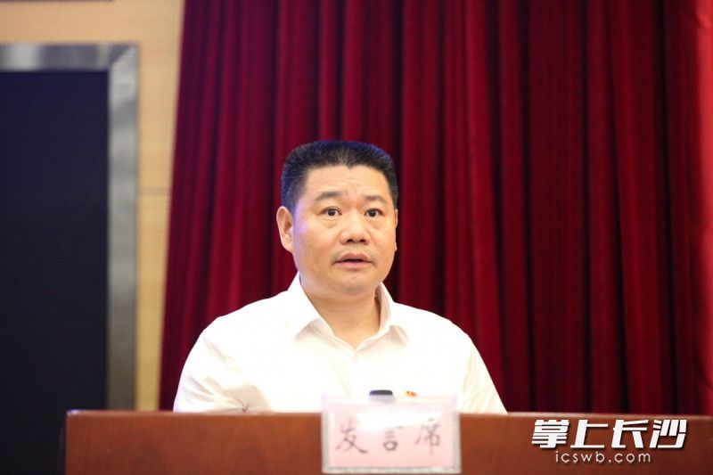 雨花区教育局党委书记、局长张新卫作为获奖单位代表发言。