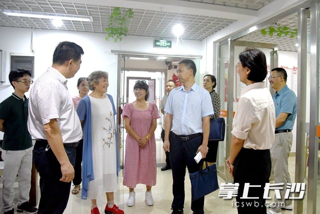 实践组成员在新枫社区文化活动中心了解项目建设情况。