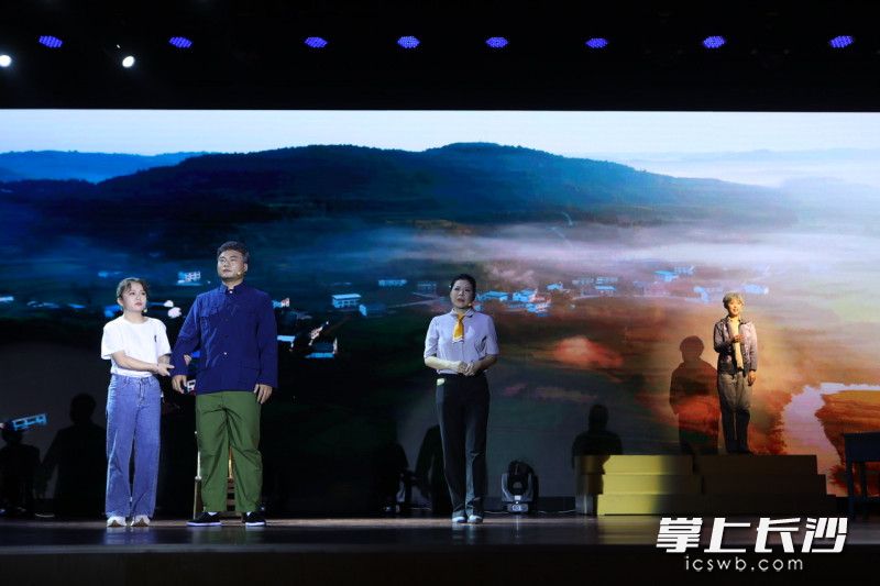 舞台上“教育世家”文越老师一家三代扎根教育的故事。