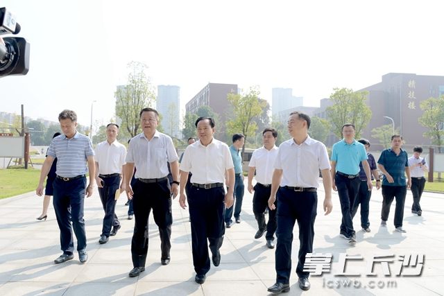 9月9日，长沙高新区党工委书记周庆年(前排右二)慰问教育工作者，向他们致以节日的祝福和问候。