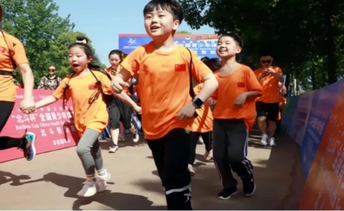 参赛选手特别是青少年学生们体验到运动快乐的同时,轻松地掌握了北斗知识。 参赛选手特别是青少年学生们体验到运动快乐的同时,轻松地掌握了北斗知识。
